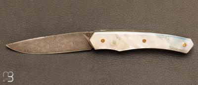   Couteau " 1820 Berthier Front-flipper " par Tim Bernard - Nacre blanche et lame damas mosaque