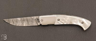    Couteau 1515 collection " 20 ans N°1/20 " par Manu Laplace - Nacre blanche et lame en damas inoxydable