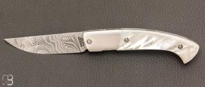    Couteau 1515 collection " 20 ans N2/20 " par Manu Laplace - Nacre blanche et lame en damas inoxydable