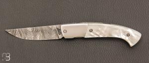    Couteau 1515 collection " 20 ans N°1/20 " par Manu Laplace - Nacre blanche et lame en damas inoxydable