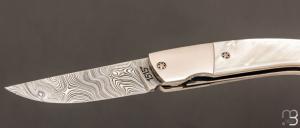    Couteau 1515 collection " 20 ans N°2/20 " par Manu Laplace - Nacre blanche et lame en damas inoxydable