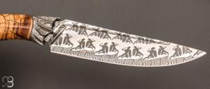   Couteau droit " Achille " par Nicolas Mestrallet - Atelier du couteau de Vaunaveys - Lame forgée acier damas figuratif et mammouth