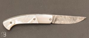    Couteau 1515 collection " 20 ans N°4/20 " par Manu Laplace - Nacre blanche et lame en damas inoxydable