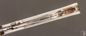    Couteau 1515 collection " 20 ans N°2/20 " par Manu Laplace - Nacre blanche et lame en damas inoxydable