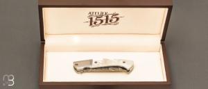    Couteau 1515 collection " 20 ans N°2/20 " par Manu Laplace - Nacre blanche et lame en damas inoxydable