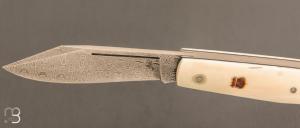  Couteau " Trappeur " custom à cran plat de Julien Baillon - Ivoire de phacochère et Damasteel