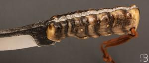    Couteau droit " L'outil " par Pierre Reverdy - Corne de mouflon et Boehler K720