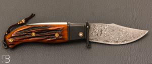 Couteau  "  Truand garde mobile " par Tony Ruot - Os cerfé et lame en damas feuilleté