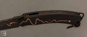  Couteau " 1310 " liner lock de SMZ Flammes de forge - Ébène / cuivre et lame sandwich