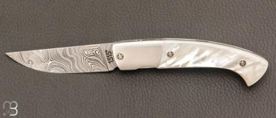    Couteau 1515 collection " 20 ans N°2/20 " par Manu Laplace - Nacre blanche et lame en damas inoxydable
