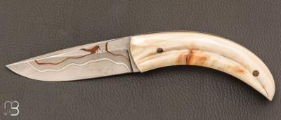   Couteau " Pièce unique " par Alain & Joris Chomilier - Damas carbone de Baker Forge et dent de phacochère