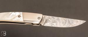    Couteau 1515 collection " 20 ans N°4/20 " par Manu Laplace - Nacre blanche et lame en damas inoxydable