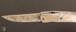    Couteau 1515 collection " 20 ans N°4/20 " par Manu Laplace - Nacre blanche et lame en damas inoxydable
