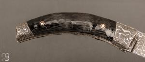    Couteau " liner-lock custom " par Alain & Joris Chomilier - Corne de Springbok et damas Chad Nichols