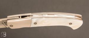    Couteau 1515 collection " 20 ans N°4/20 " par Manu Laplace - Nacre blanche et lame en damas inoxydable