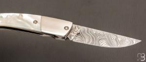    Couteau 1515 collection " 20 ans N°2/20 " par Manu Laplace - Nacre blanche et lame en damas inoxydable