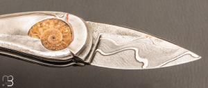   Couteau " Ammonite " par Alain & Joris Chomilier - Fossile d'Ammonite et Damas Carbone Cuivre