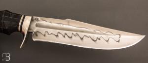    Couteau " Tsavo Croco " custom fixe de Samuel Lurquin - Poignée gravée par Serge Raoux