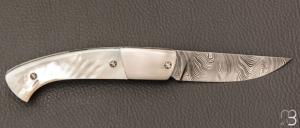    Couteau 1515 collection " 20 ans N°1/20 " par Manu Laplace - Nacre blanche et lame en damas inoxydable