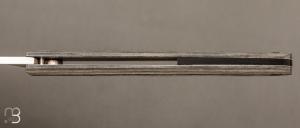 Couteau " Le 26 " par MTBlades Benjamin Thuillier - Paperstone noir et lame en 14C28