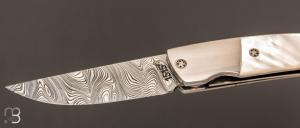    Couteau 1515 collection " 20 ans N°1/20 " par Manu Laplace - Nacre blanche et lame en damas inoxydable
