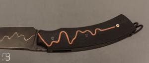  Couteau " 1310 " liner lock de SMZ Flammes de forge - Ébène / cuivre et lame sandwich