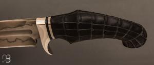    Couteau " Tsavo Croco " custom fixe de Samuel Lurquin - Poignée gravée par Serge Raoux