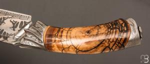   Couteau droit " Achille " par Nicolas Mestrallet - Atelier du couteau de Vaunaveys - Lame forgée acier damas figuratif et mammouth