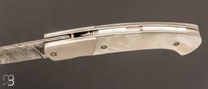    Couteau 1515 collection " 20 ans N°1/20 " par Manu Laplace - Nacre blanche et lame en damas inoxydable