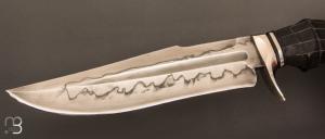    Couteau " Tsavo Croco " custom fixe de Samuel Lurquin - Poignée gravée par Serge Raoux