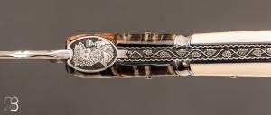    Couteau " Laguiole Bacchus " de poche par Philippe Voissière - Phacochère/Molaire de mammouth et lame en Damasteel