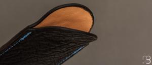    Etui cuir d'autruche / veau pour couteau pliant fait main par Chantal Trocmé - Noir