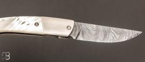    Couteau 1515 collection " 20 ans N°1/20 " par Manu Laplace - Nacre blanche et lame en damas inoxydable