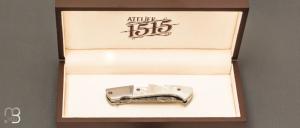    Couteau 1515 collection " 20 ans N°1/20 " par Manu Laplace - Nacre blanche et lame en damas inoxydable