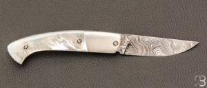    Couteau 1515 collection " 20 ans N°2/20 " par Manu Laplace - Nacre blanche et lame en damas inoxydable