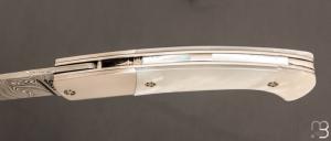    Couteau 1515 collection " 20 ans N°2/20 " par Manu Laplace - Nacre blanche et lame en damas inoxydable