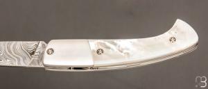    Couteau 1515 collection " 20 ans N°2/20 " par Manu Laplace - Nacre blanche et lame en damas inoxydable