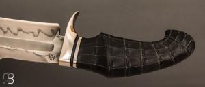    Couteau " Tsavo Croco " custom fixe de Samuel Lurquin - Poignée gravée par Serge Raoux